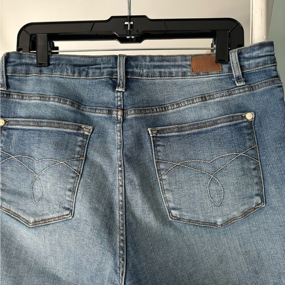 Judy Blue XL Jean shorts with insane stretch and distressed hem - Picture 5 of 6